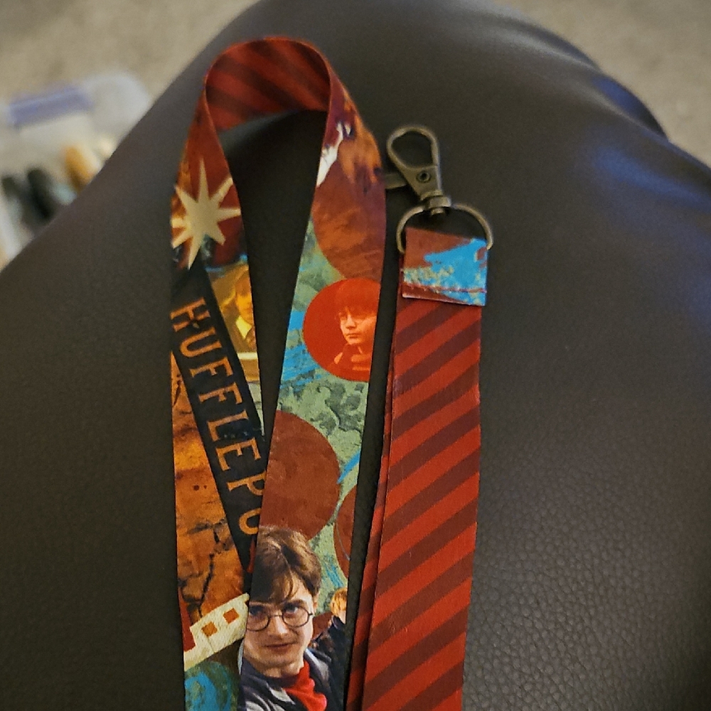 Harry Potter Hogwarts Lanyard with Badge Holder - Picture 4 of 4